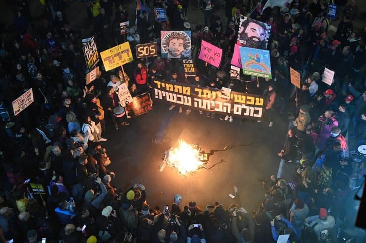 הדלקת מדורות בהפגנה להחזרת החטופים בדרך בגין