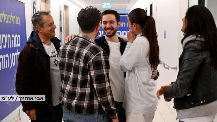 עומר שם טוב במפגש עם משפחתו בבילינסון (קרדיט: אבי אוחיון/ לע"מ) עומר שם טוב במפגש עם משפחתו בבלינסון