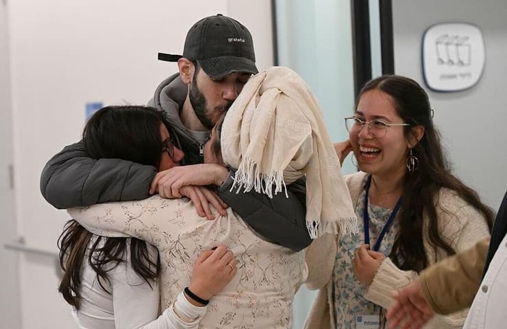 אלי-ה כהן במפגש מרגש עם בני משפחתו עם הגעתו לבית החולים בילינסון