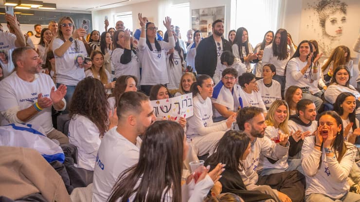 משפחה וחברים של עומר שם טוב מחכים לשובו בבית בתל אביב