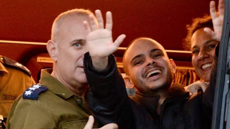 עומר ונקרט מנופף לקהל בבילינסון