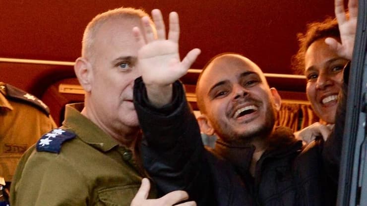 עומר ונקרט מנופף לקהל בבילינסון