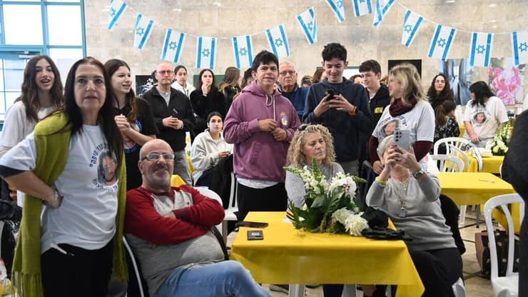 הכנות לקראת צפייה משותפת של תושבי הרצליה בחזרתו של החטוף עומר שם טוב, תושב העיר