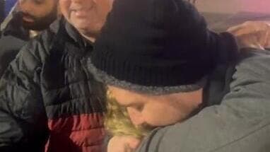 סשה טרופנוב עם ניצה וגלעד קורנגולד, הוריו של טל שהם, בכיכר החטופים