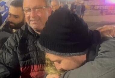 סשה טרופנוב בכיכר החטופים סשה טרופנוב עם ניצה וגלעד קורנגולד, הוריו של טל שהם, בכיכר החטופים