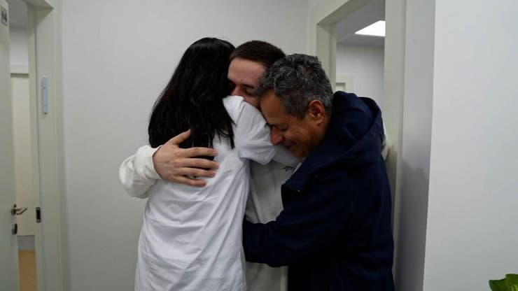 עומר שם טוב במפגש המרגש עם הוריו, מלכי ושלי, בנקודת הקליטה הראשונית בישראל