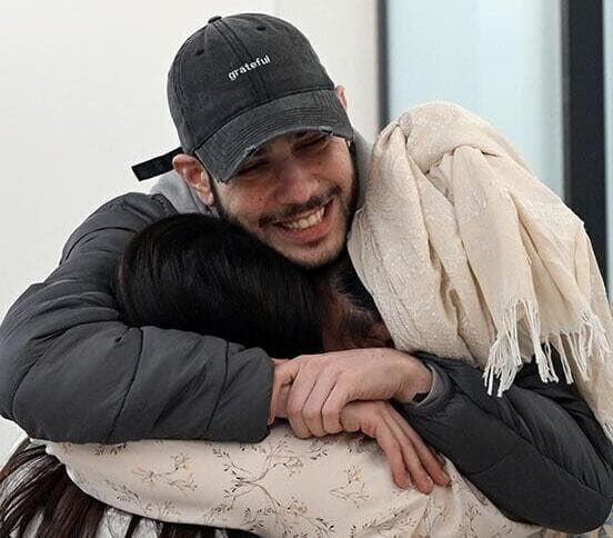 אלי-ה כהן במפגש מרגש עם בני משפחתו עם הגעתו לבית החולים בילינסון