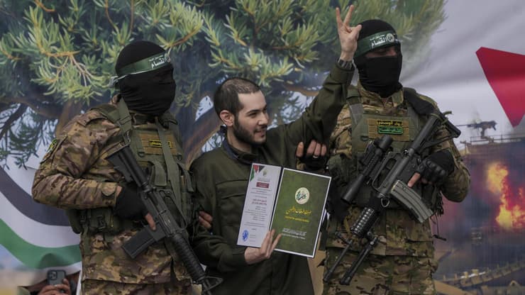 "הבנתי שהכול מצולם, המחבלים שרקו והתעצבנו". מסמן וי ב"טקס השחרור" (צילום: REUTERS/Ramadan Abed) רגעי שחרור החטופים בפעימה השביעית