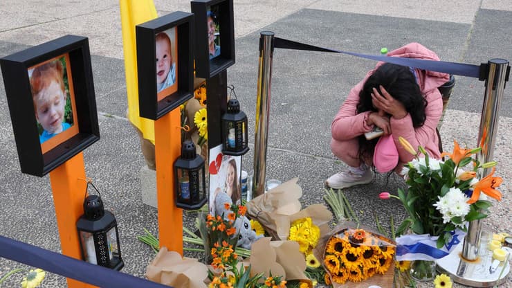 נרות זיכרון לשירי אריאל וכפיר בכיכר החטופים (צילום: Jack GUEZ / AFP) כיכר החטופים