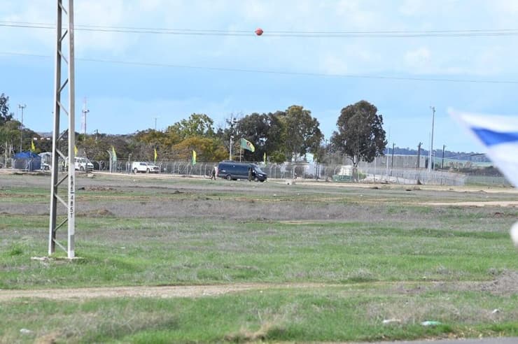 מסוקים ממתינים להמראה במחנה רעים