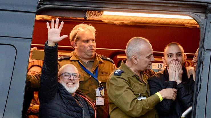 עומר ונקרט מנופף לקהל בבילינסון