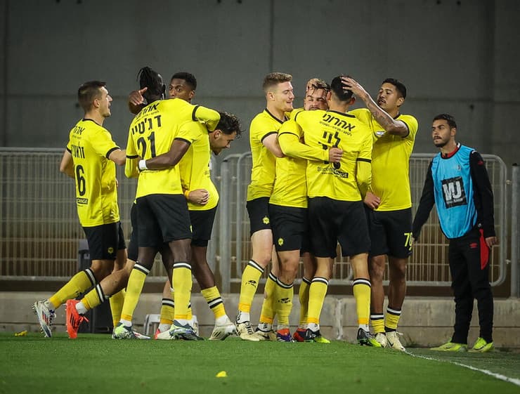 שחקני נתניה חוגגים במגרש (צילום: עוז מועלם) שחקני מכבי נתניה חוגגים מול הפועל באר-שבע