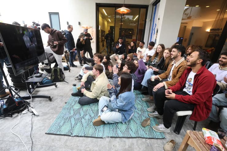 חברים של עומר ונקרט מתכנסים לצפות בשחרורו