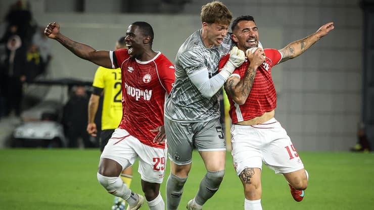 מתעלים ברגעי האמת. שי אליאס, ניב אליאסי וקרלוס פונק חוגגים (צילום: עוז מועלם) אליאס, אליאסי ופונק חוגגים