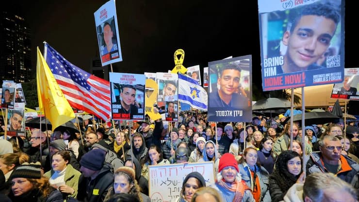 "לא מפקירים פצועים בשטח, בידי אויב מוטרף" (צילום: טל שחר) עצרת בכיכר החטופים