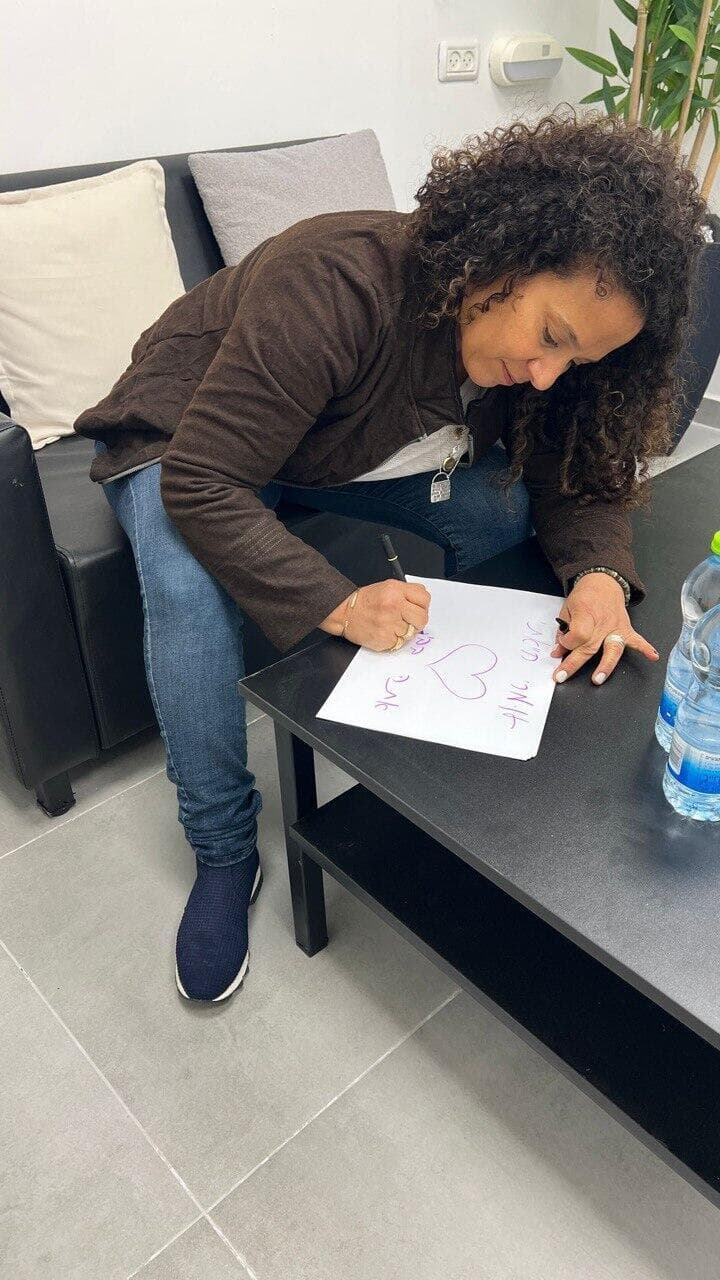 ניבה ונקרט כותבת מכתב לקראת שובו של בנה החטוף עומר ונקרט