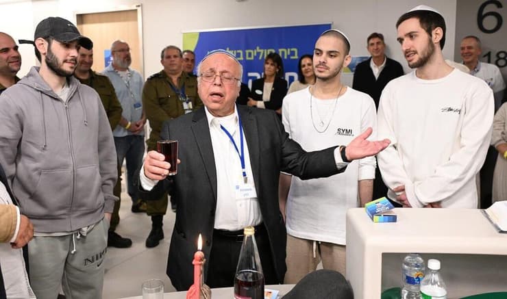 שורדי השבי עומר שם טוב, עומר ונקרט ואלי-ה כהן בהבדלה בבית החולים בילינסון בפברואר (צילום: חיים צח, לע"מ) עומר שם טוב, אלי-ה כהן ועומר ונקרט בעריכת טקס הבדלה, בבית החולים בילינסון