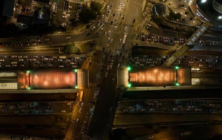 צילום: שבתאי טל, רכבת ישראל תחנת השלום מוארת בכתום