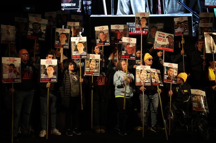 עצרת בכיכר החטופים, במוצאי השבת האחרונה (צילום: טל שחר) עצרת בכיכר החטופים