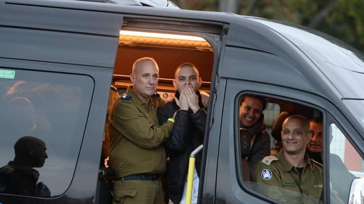 עומר ונקרט מנופף לקהל בבילינסון