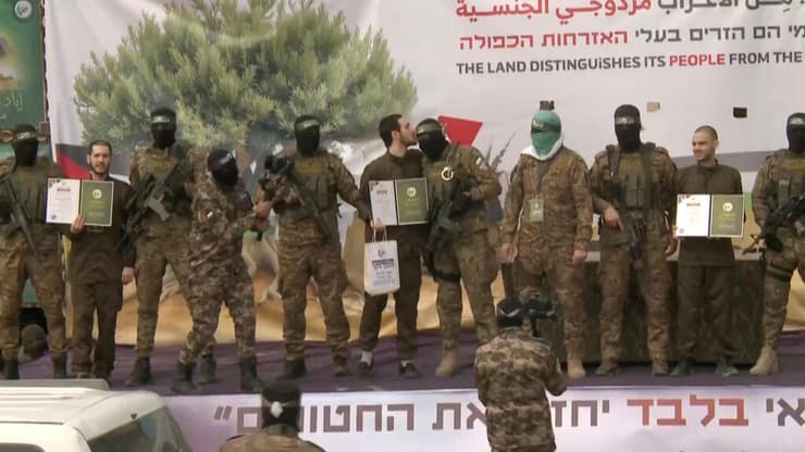 רגעי שחרור החטופים בפעימה השביעית (צילום: REUTERS/REUTERS TV) רגעי שחרור החטופים בפעימה השביעית