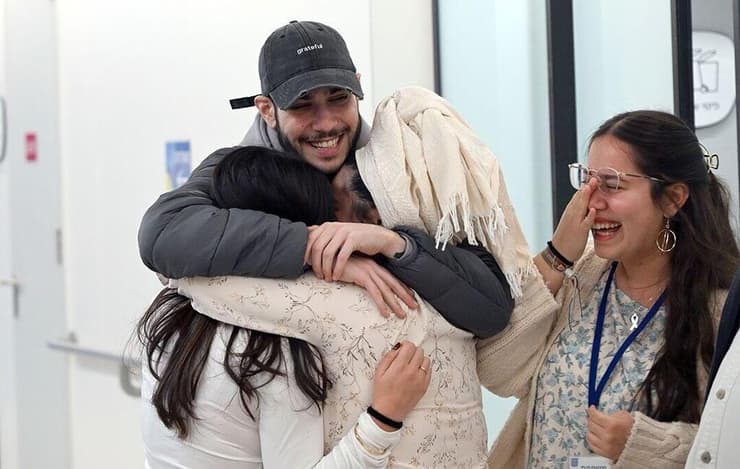 אלי-ה כהן במפגש מרגש עם בני משפחתו (צילום: חיים צח, לע"מ) אלי-ה כהן במפגש מרגש עם בני משפחתו עם הגעתו לבית החולים בילינסון