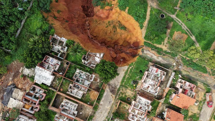 הבולען הענק שפגע בעיר (צילום: REUTERS/Mauricio Marinho) הבולען הענק שפגע בעיר