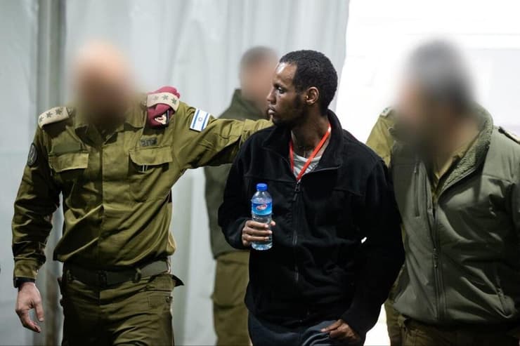 אברה מנגיסטו  נפגש לראשונה עם בני משפחתו, עם הגעתו לבית החולים