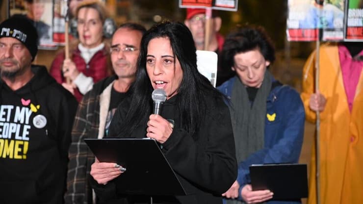 "אסור לעצור - פעימה אחת לכולם, ומיד". עינב צנגאוקר (צילום: יאיר שגיא) הצהרה משפחות חטופים בשער בגין