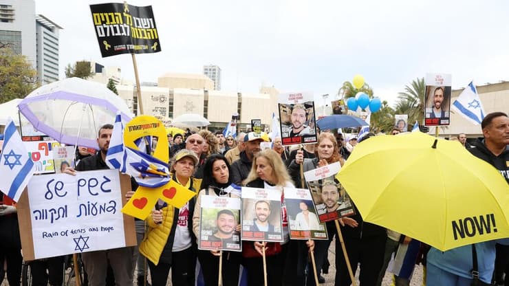 בכיכר החטופים התאספו בגשם (צילום: דנה קופל) צפייה בשחרור חטופים בכיכר החטופים