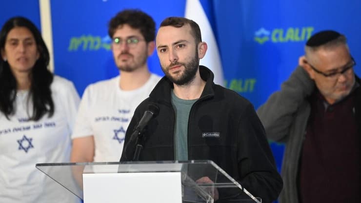 מור, אחיו של טל שהם, מדבר בהצהרת משפחות שורדי השבי בבית החולים בילינסון