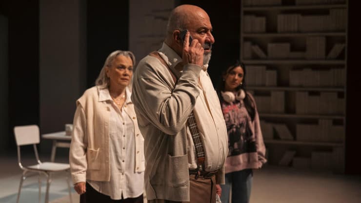 מתוך "הערת שוליים" בהבימה (צילום: חנן אסור) מתוך "הערת שוליים" בהבימה