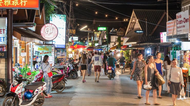תיירים מבלים ברחובות פאי