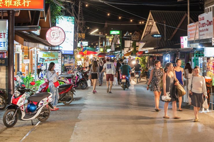 תיירים מבלים ברחובות פאי