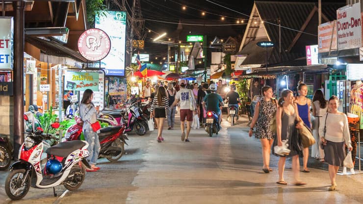 תיירים מבלים ברחובות פאי