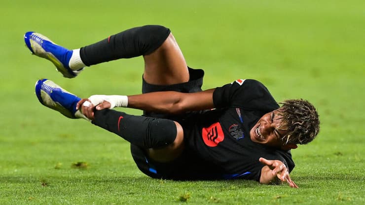 ספג מכה כואבת. ימאל אחרי הפגיעה (צילום: MANAURE QUINTERO / AFP) ימאל אחרי הפגיעה