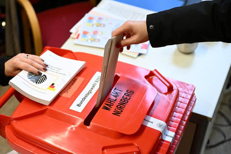בקלפי בנורנברג, גרמניה. המטרה הבאה של מרץ: להקים קואליציה (צילום: REUTERS/Angelika Warmuth) מצביעים ב בחירות גרמניה נורנברג