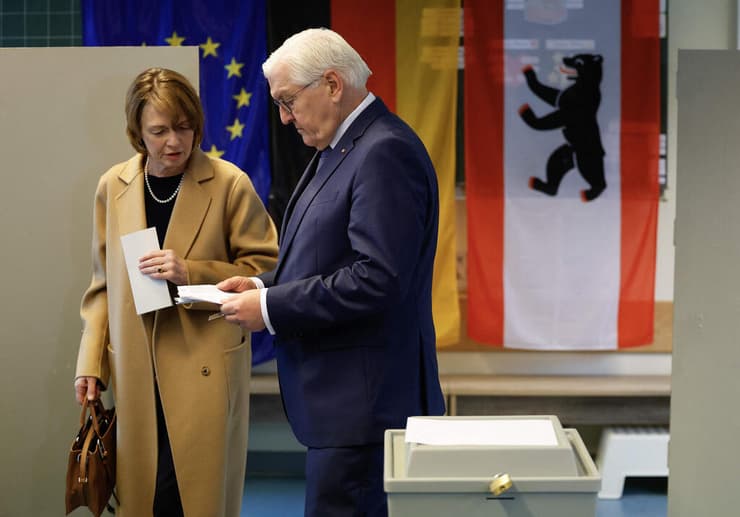 נשיא גרמניה פרנק-ואלטר שטיינמאייר מצביע בברלין בחירות