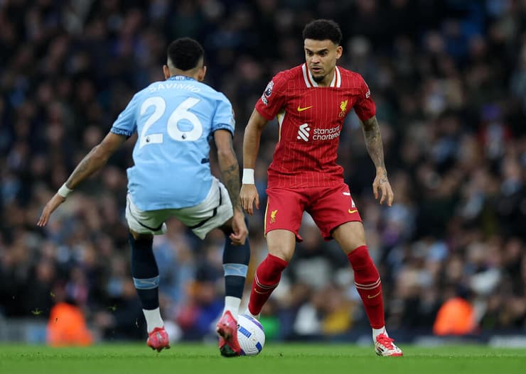 לואיס דיאס מול סאביניו (צילום: Reuters/Lee Smith) ליברפול לואיס דיאס מנצ'סטר סיטי סביניו