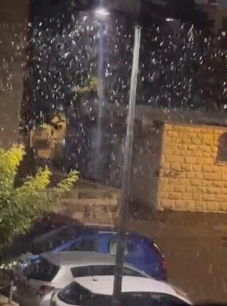 שלג בשכונת גילה בבירה (צילום: שירי דדון) שלג יורד בירושלים