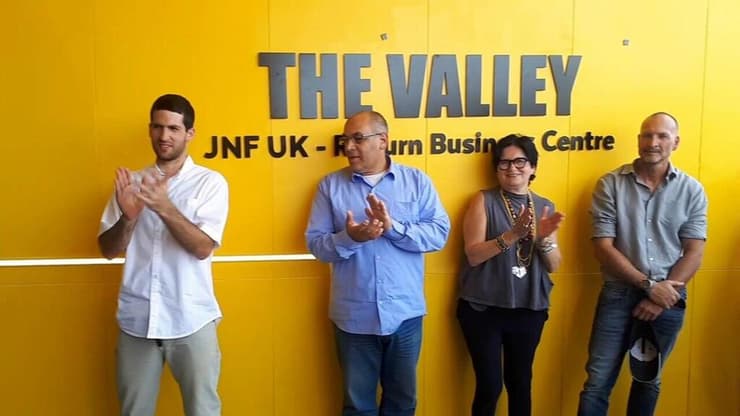 שגיא דקל חן במקום עבודתו JNF UK   