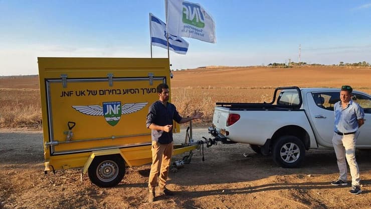 שגיא דקל חן במקום עבודתו JNF UK   