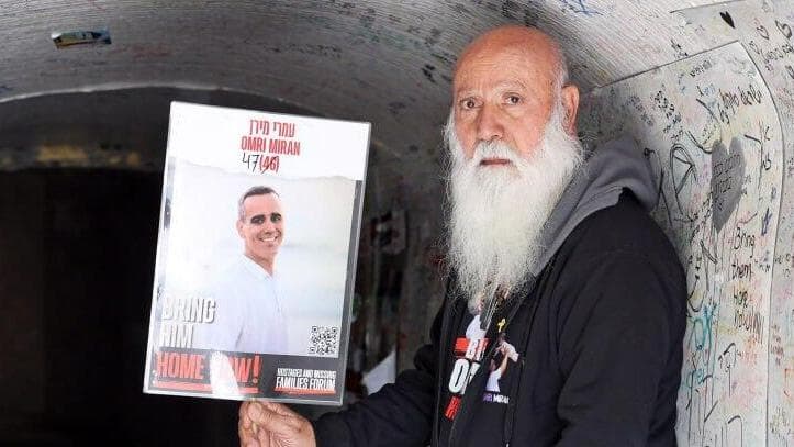 דני מירן עם תמונת בנו עמרי. "אני אופטימי, עוד לא נולד המצב שישבור אותי" (צילום: דנה קופל) דני מירן, אבא של עמרי מירן