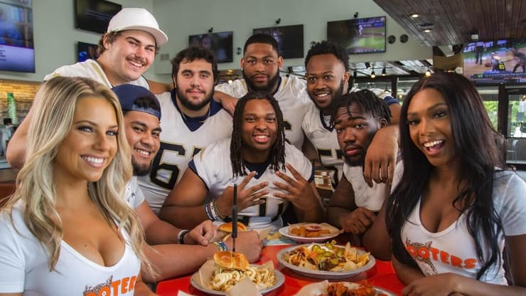 מלצריות הוטרס מארחות שחקני פוטבול (צילום: Hooters) הוטרס