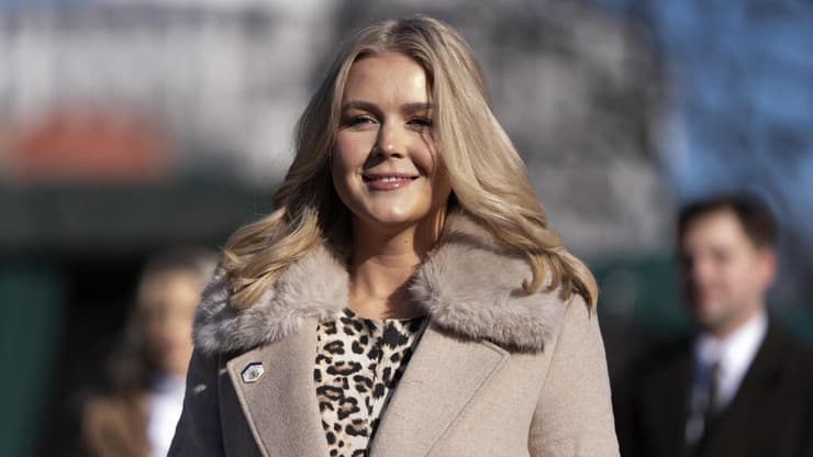 דוברת הבית הלבן קרולין ליוויט עם הנשיא דונלד טראמפ