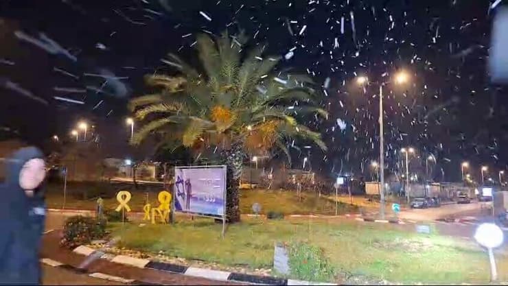 שלג גם בעפרה (צילום: זאב רוגוב) שלג יורד בעפרה