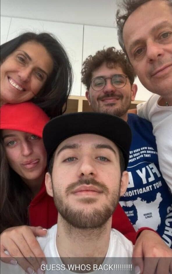 משפחת שם טוב, בהרכב מלא עומר שם טוב בתמונה ראשונה אחרי שחזר מהשבי יחד עם משפחתו