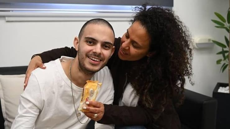 החלווה שהביא עומר לאימו (צילום: מתוך האינסטגרם) עומר ונקרט הביא לאימו חלווה כשחזר מהשבי