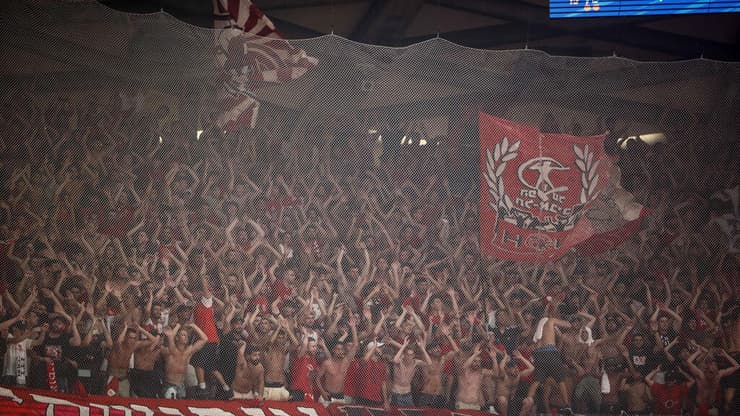 הרשת שהוצבה בדרבי בעונה שעברה ביציע הפועל ת"א (צילום: עוז מועלם) הרשת שהוצבה בדרבי בעונה שעברה ביציע הפועל ת"א