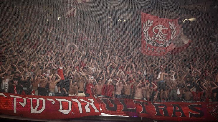 הרשת שהוצבה בדרבי בעונה שעברה ביציע הפועל ת"א